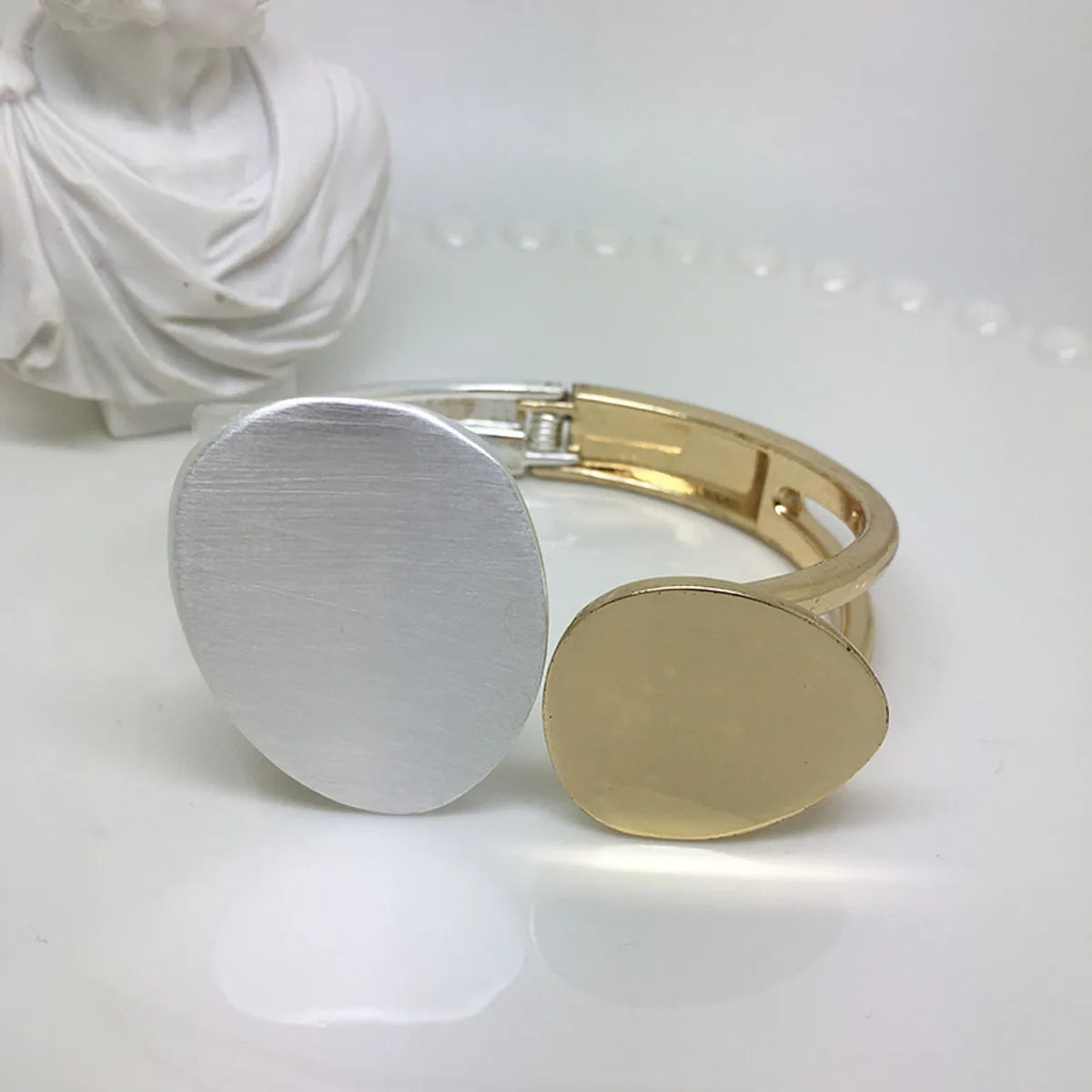 charm bangles for women-Exaggerated Solid Color Alloy Plating Gold Plated Women's Bangle