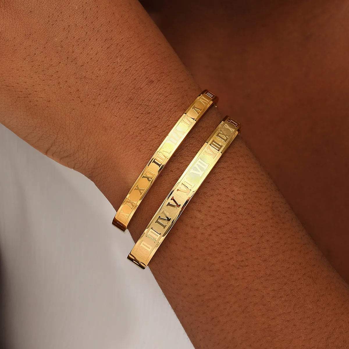 gold plated bangles for women-Luxurious Simple Style Roman Style Roman Numeral Stainless Steel Plating 18k Gold Plated Bangle